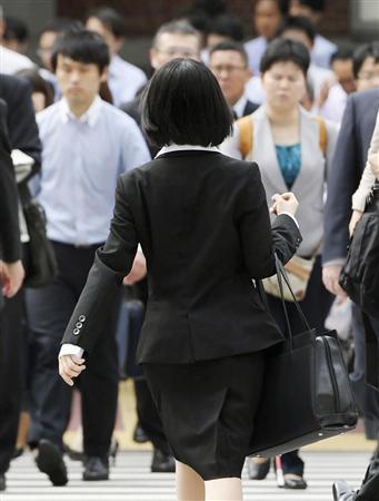 採用面接に向かう大学生＝１日午前、東京・丸の内