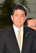 官邸に入る安倍晋三首相＝３０日午前、首相官邸（斎藤良雄撮影）