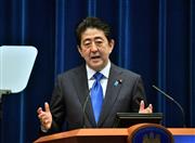 会見する安倍晋三首相＝１日午後、首相官邸（宮崎瑞穂撮影）