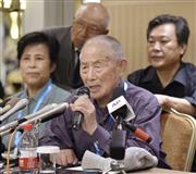 三菱マテリアルとの和解を正式発表し、記者会見する元労働者の閻玉成さん（手前）ら＝１日、北京（共同）