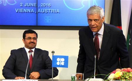 ＯＰＥＣの定時総会後、記者会見するバドリ事務局長（右）ら＝２日、ウィーン（ＡＰ）