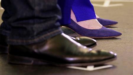 米大統領選の民主党候補、ヒラリー・クリントン前国務長官（右）と支援者のロック歌手、ジョン・ボンジョビ氏＝１日、米ニューアークのラトガース大学ニューアーク校（ロイター）