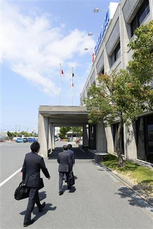 燃費データを不正に計測していた問題で、スズキ本社に立ち入り検査に入る国交省の担当者＝３日午前１０時３分、浜松市南区