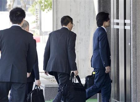 燃費データを不正に計測していた問題で、スズキ本社に立ち入り検査に入る国交省の担当者＝３日午前１０時３分、浜松市南区