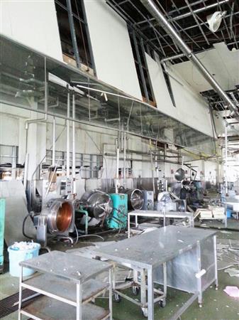 地震で被災した「お菓子の香梅」の工場＝４月１６日、熊本県西原村