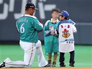 田野岡大和君（右）は５月５日、日本ハムのこどもの日イベントに参加し、中田翔選手からサインボールをもらっていた＝札幌ドーム（高橋茂夫撮影、画像の一部を加工しています）