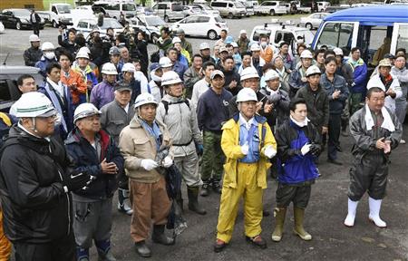 田野岡大和君とみられる男児が発見され、拍手して喜ぶ捜索隊の人たち＝３日午前８時４８分、北海道七飯町