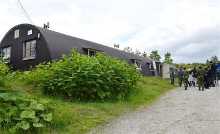 田野岡大和君が見つかった陸上自衛隊駒ケ岳演習場内の建物＝３日午前１０時４０分ごろ、北海道鹿部町