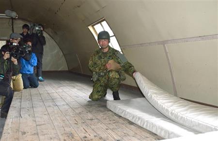 見つかった田野岡大和君が陸上自衛隊駒ケ岳演習場施設内で寝ていたマットレス（右）＝３日午前１０時５５分ごろ、北海道鹿部町