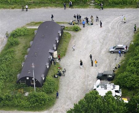 田野岡大和君が見つかった陸上自衛隊駒ケ岳演習場の施設（左）＝３日午後０時７分、北海道鹿部町