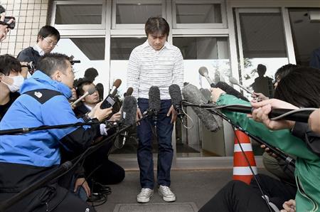 田野岡大和君が保護され、記者会見で頭を下げる父親の貴之さん（中央）＝３日午前１１時５６分、北海道函館市
