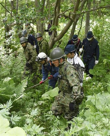 2日、北海道七飯町で行方不になった田野岡大和君の捜索を行う自衛隊員ら