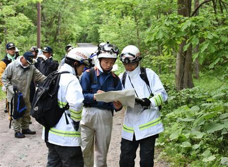 ５月３０日、行方不明の田野岡大和君を捜索する警察や消防の関係者＝北海道七飯町