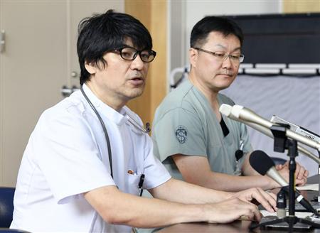 搬送された田野岡大和君の容体について説明する市立函館病院の医師（左）ら＝３日午前１０時２３分、北海道函館市