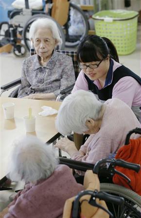 高齢化社会において、介護離職ゼロの早期実現が期待されている＝５月１日、熊本市
