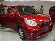 １リットルあたり２８キロの燃費を実現したトヨタ自動車の「パッソ」の新型車＝東京都中央区（会田聡撮影）