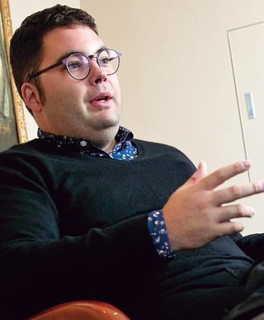 ザック・ラッセル氏●ラッセル投資グループの創業者一族でラッセル・ファミリー財団の役員。慈善団体「ネクサス」顧問。財団評議会次世代タスクフォースのメンバーとしても活動する。