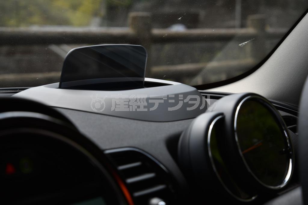 ダッシュボード上にヘッドアップディスプレイ。使わないときは格納される。実際の点灯状況は→次フォトへ。ミニクーパーＳクラブマン