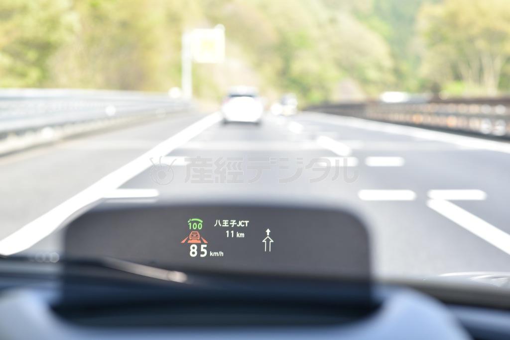 速度のほか、ナビの情報など、走行状況に応じてマルチに表示される。ミニクーパーＳクラブマン