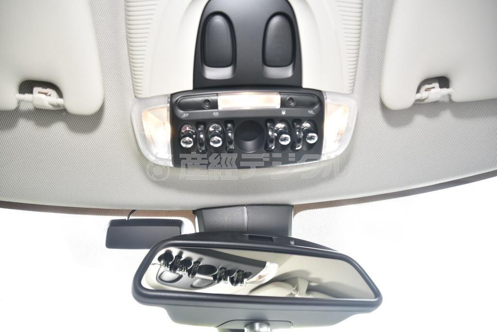 室内灯火類のスイッチ。トグル式でガジェット感満載。自動防眩機能付きバックミラーからの視界は→次フォトへ。ミニクーパーＳクラブマン