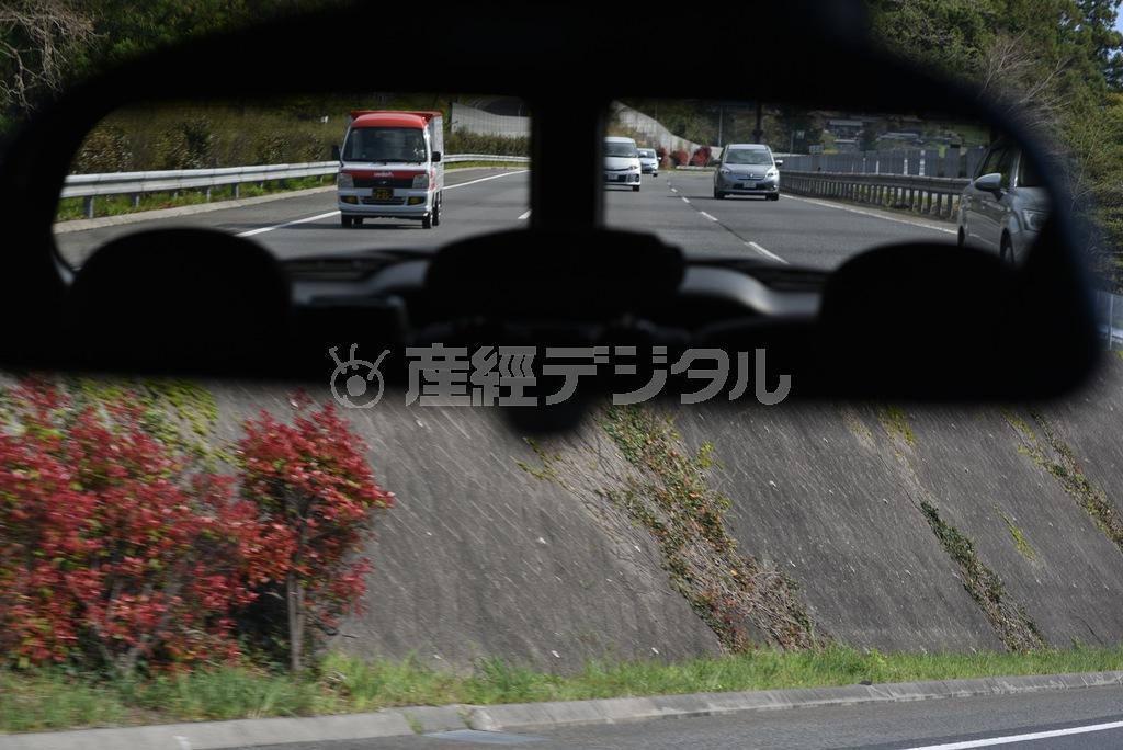 ご覧の通り、バックドアが観音開きになった弊害で、真ん中に邪魔な“柱”が。ミニクーパーＳクラブマン