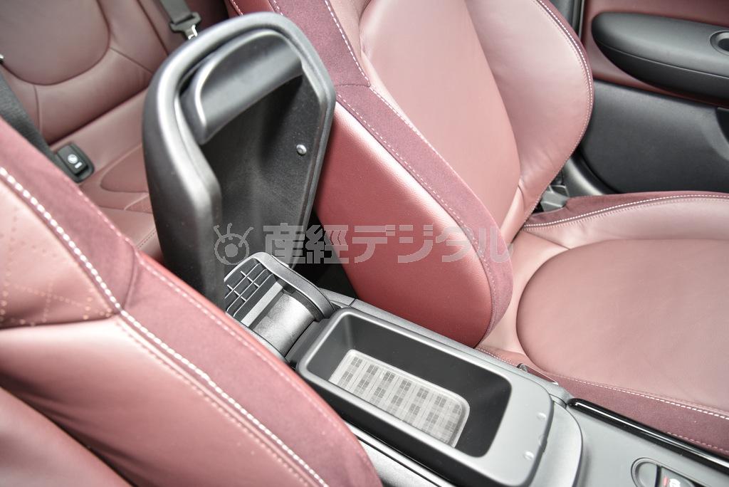 肘掛け下のモノ入れは２段式。この下にもう少し深めのスペースがあるが、容量はあまり大きくない。ミニクーパーＳクラブマン