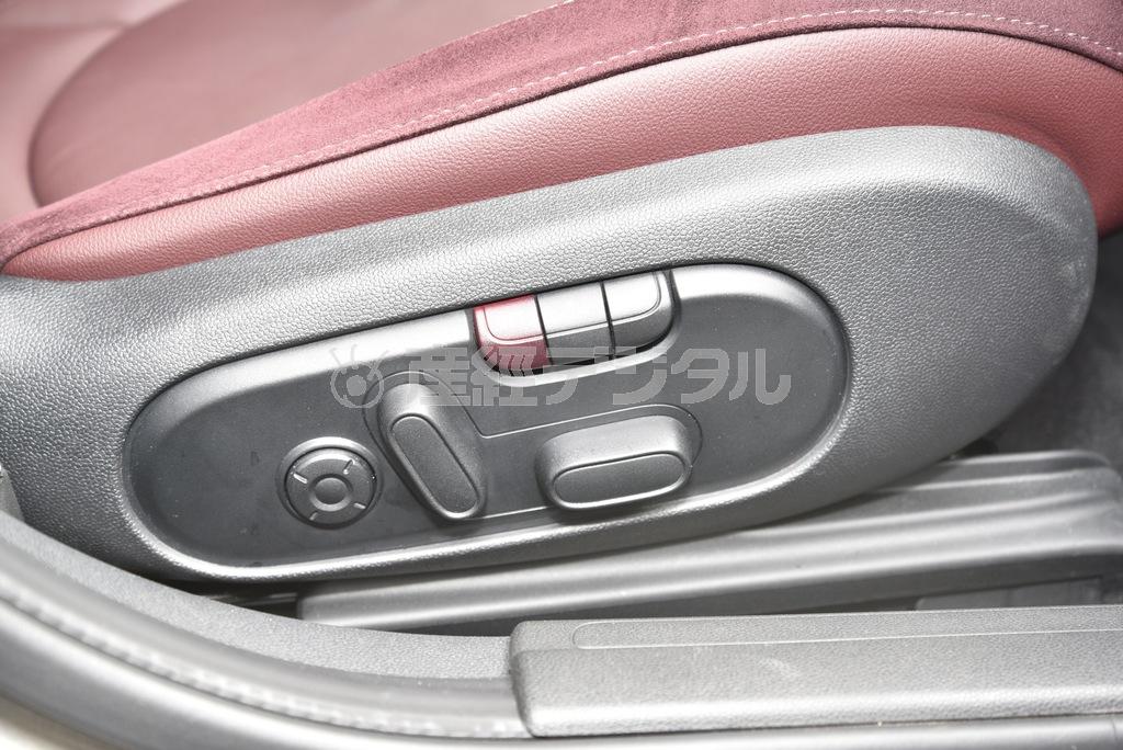 シート調節のボタンレイアウトはＢＭＷに準じたもの。ミニクーパーＳクラブマン
