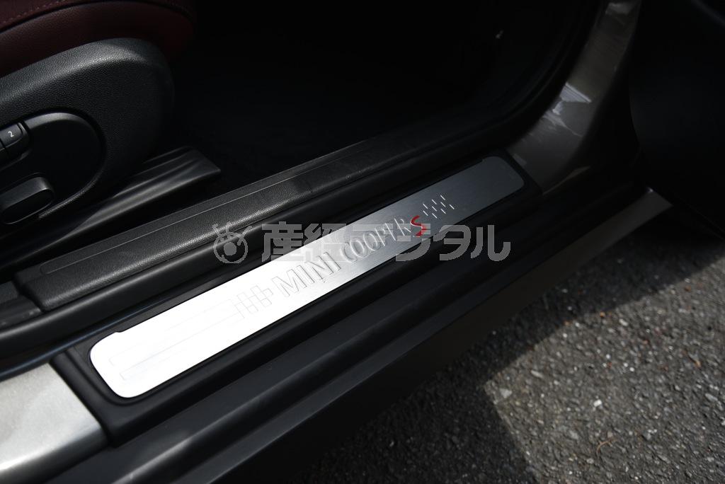 誇らしげなスカッフプレートにドアを開ける度ニヤリ。ミニクーパーＳクラブマン