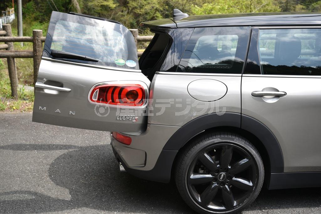 全開時に必要なスペースは跳ね上げ式バックドアと同等だが、片側ずつ開けられるので、狭い場所ではこちらのほうが開け閉めしやすいかも。ミニクーパーＳクラブマン