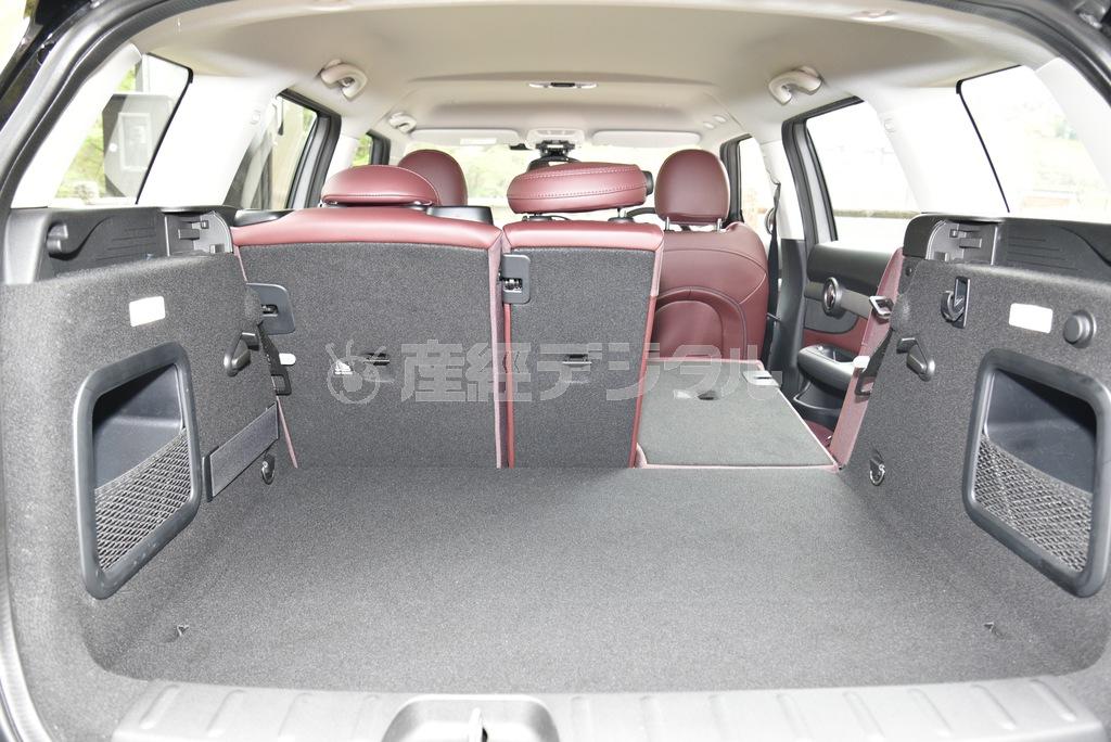 高さはないが、広くて四角く使いやすい荷室。やっぱり「ミニ」じゃない、むしろ「ビッグ」だ。写真は右側後席を倒した状態。ミニクーパーＳクラブマン