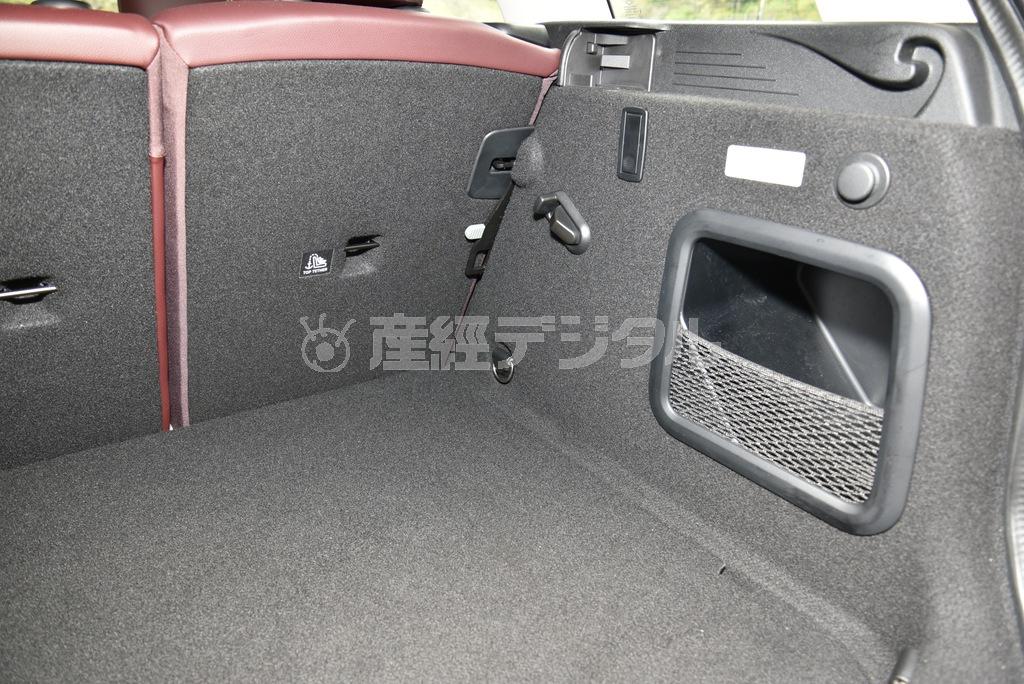 荷室左右に小物の入るポケット。ミニクーパーＳクラブマン
