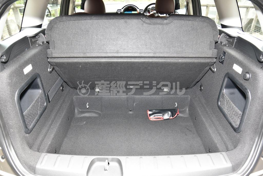 左右にストッパーがあって、蓋を開けた状態のまま使える。要は床下収納兼荷室高さ増量なのだ。面白い発想。ミニクーパーＳクラブマン