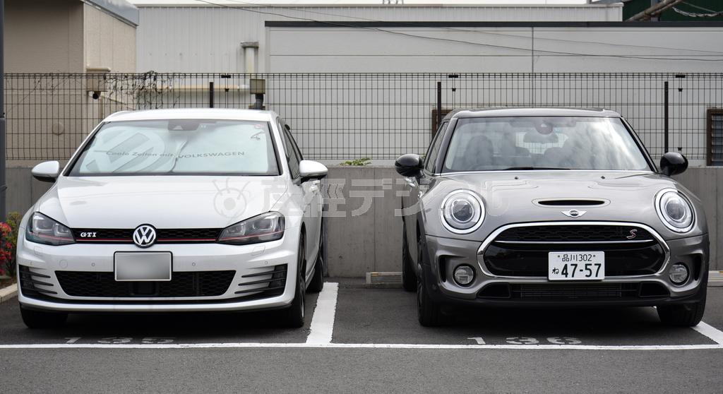 並べてビックリ。なんと現行ＶＷゴルフとほぼ同じスリーサイズだった。横幅は同じ、後ろの柵の横線で測ると全高もほぼ同じ。ミニクーパーＳクラブマン