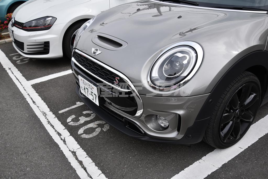 その分フロントオーバーハングが短いので全長も同等。ゴルフも初代と比べてすいぶん大きくなっているが、ミニの膨張ぶりに改めて驚かされた。ミニクーパーＳクラブマン