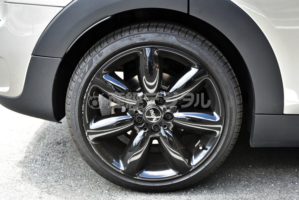２２５／４０Ｒ１８と低扁平率のタイヤは前後共通。黒メタリックのホイール、黒い樹脂製のホイールアーチと相まって、実際のサイズ以上に大きなタイヤを履いているように見える。ミニクーパーＳクラブマン