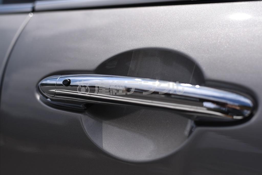 メッキのドアハンドル。ボディの至るところにメッキパーツが効果的に使われている。ミニクーパーＳクラブマン