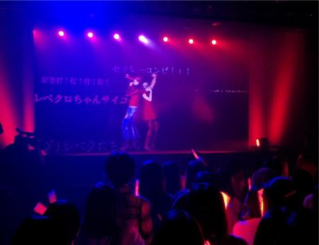 ＣＧのキャラクターが歌い踊り、観客席からの声援にもリアルタイムに答える「ＡＲｐｅｒｆｏｒｍｅｒｓβＬＩＶＥ」