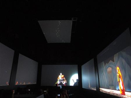 観客席を覆うように設置されたスクリーンにラスベガスでの歌舞伎公演が臨場感たっぷりに投影される