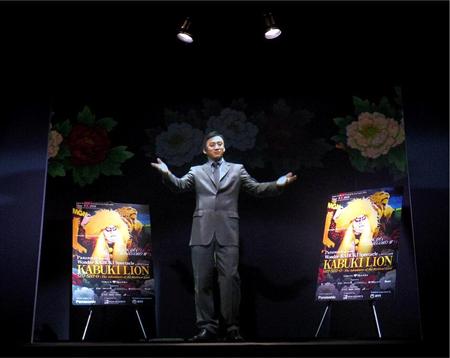 目の前に立っているように見える市川染五郎さんだが、実際にいるのは米ラスベガス