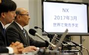 任天堂の決算会見で、次世代機「ＮＸ」を来年３月に発売すると発表する君島達己社長（右）＝４月２７日、大阪市中央区