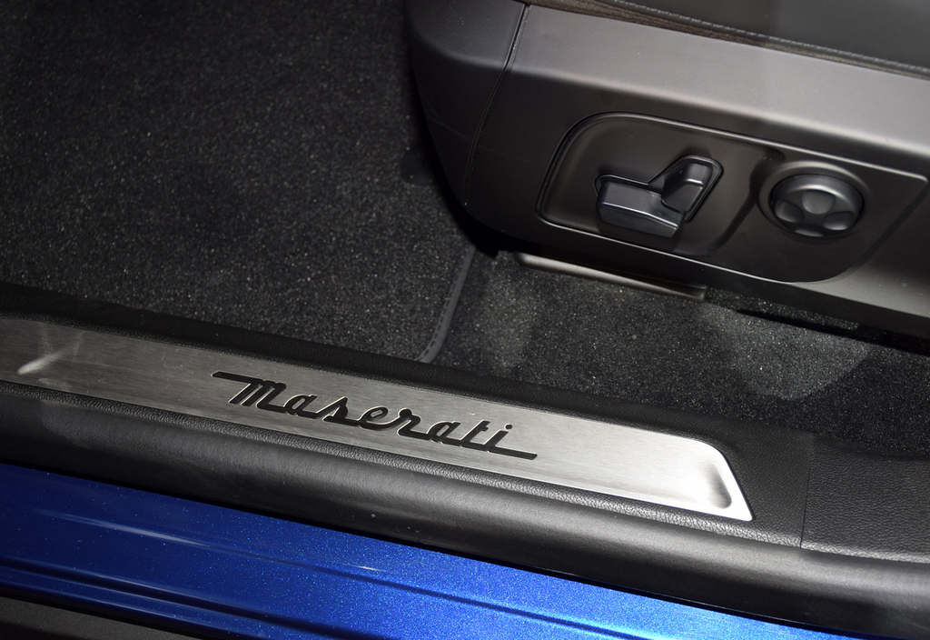 「Ｍａｓｅｒａｔｉ」のサイドシルプレート