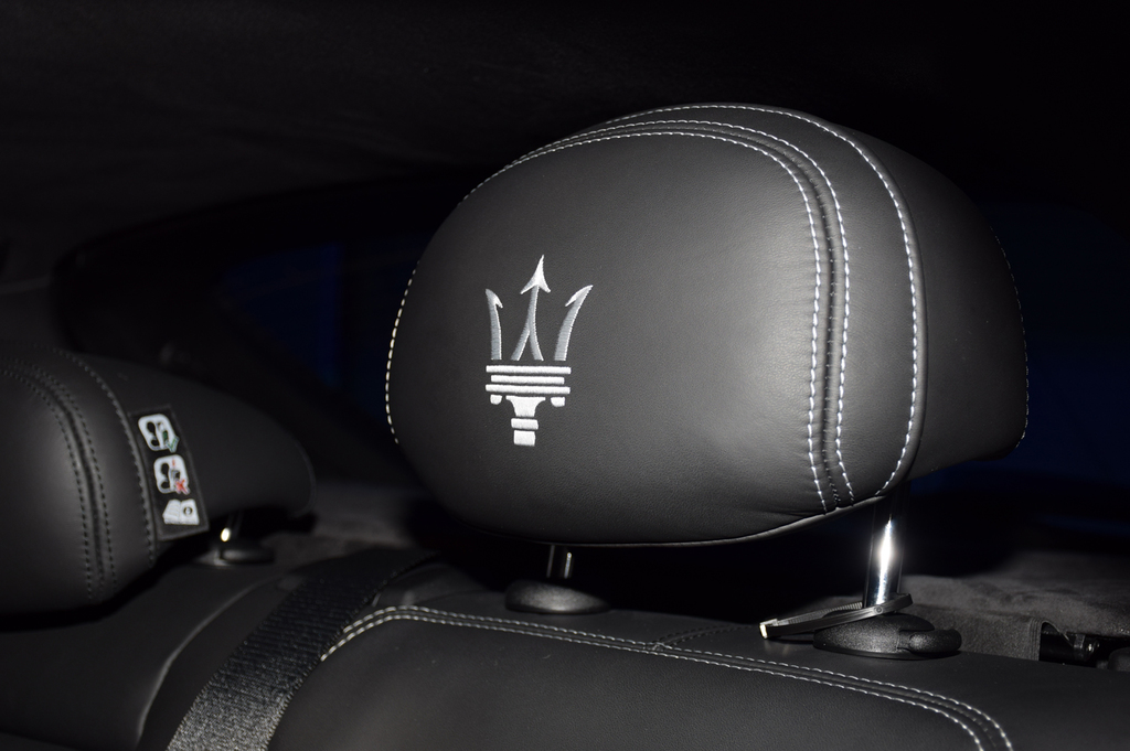 ロゴが刺しゅうされたヘッドレスト