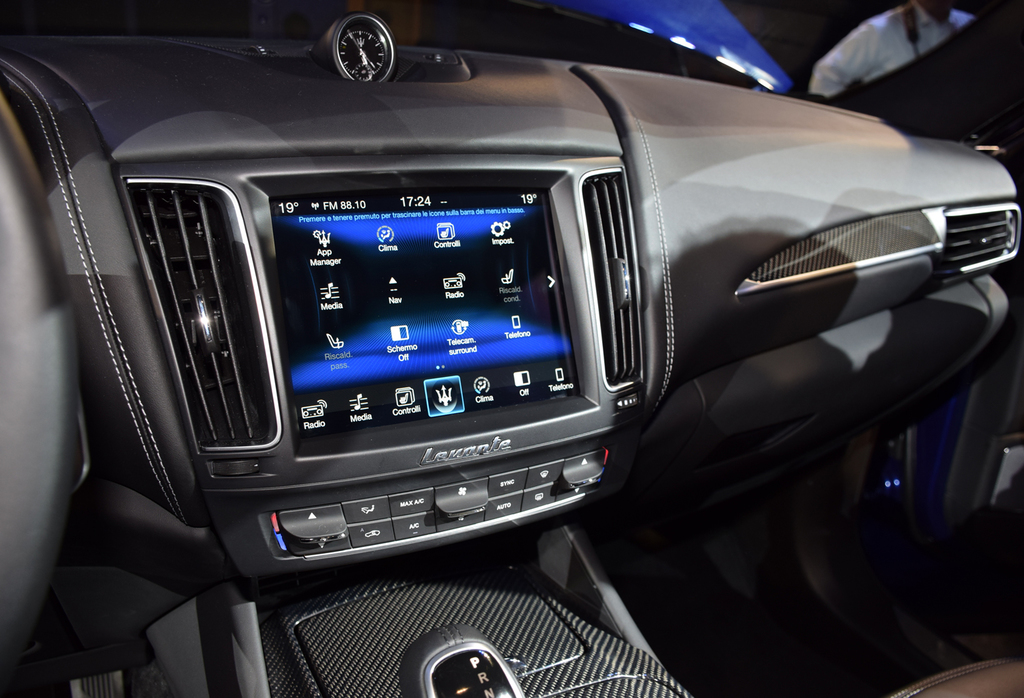 ８．４インチ「マセラティ タッチ コントロール プラス」システムを搭載