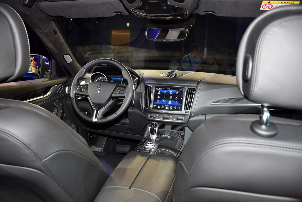 後席から眺めるフロントシート周り