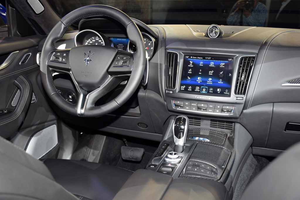 落ち着いた雰囲気のコンソール