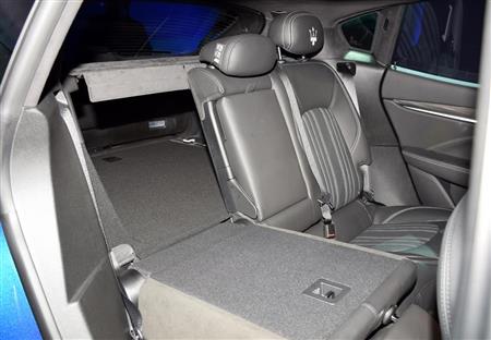 リアシートを倒してみる