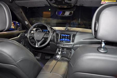 後席から眺めるフロントシート周り