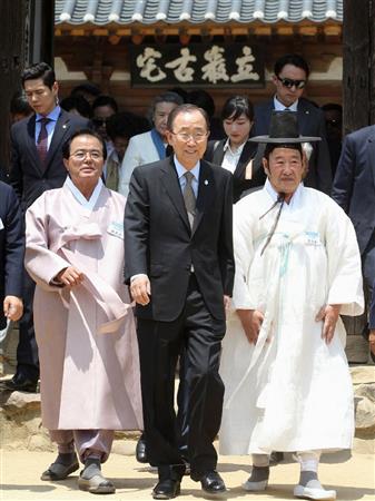 ５月２９日、韓国・慶尚北道の安東を訪れた国連の潘基文事務総長（中央）（聯合＝共同）