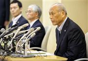 政治資金の「公私混同」疑惑について、弁護士（左奥）の調査結果を聞き改めて謝罪の言葉を述べる東京都の舛添要一知事＝６日午後、東京都新宿区（早坂洋祐撮影）