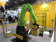 人との協働作業ができるファナックのロボット「CR-35iA」。食品工場での普及を目指している＝７日、東京都江東区の東京ビッグサイト（黄金崎元撮影） 